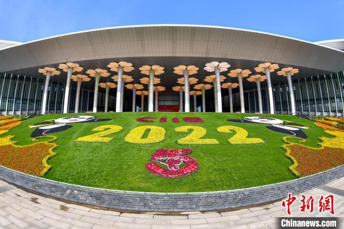 第五屆進(jìn)博會場館景觀裝飾全面定妝?！￡悏魸?攝