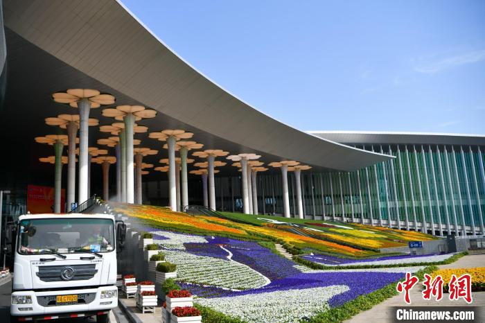 第五屆進(jìn)博會場館景觀裝飾全面定妝。　陳夢澤 攝