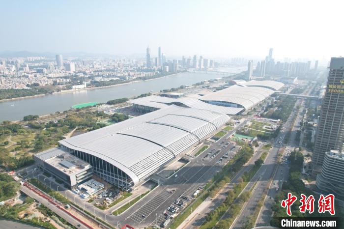 廣交會展館四期項目建設(shè)重啟現(xiàn)場一派繁忙