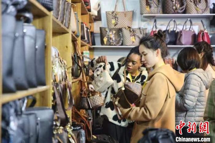 女士選購包包?！∨砣A 攝