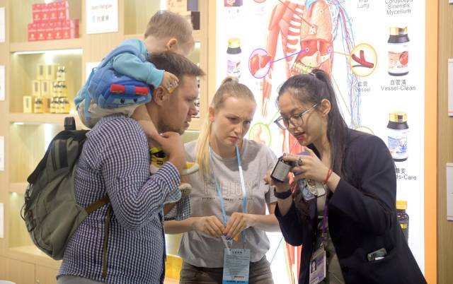 資料圖片：客商在廣交會(huì)上參觀選購商品。（新華社發(fā)）